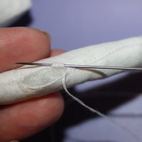 Оформление рук куклы: зашиваем отверстие